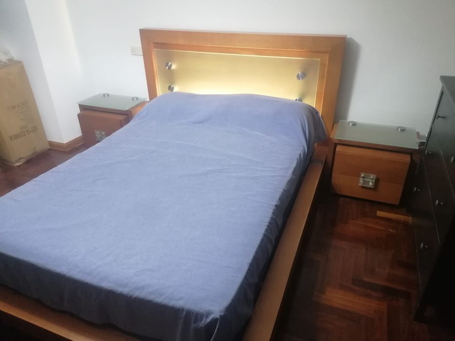 Cama, colchao e mesas de cabeceira