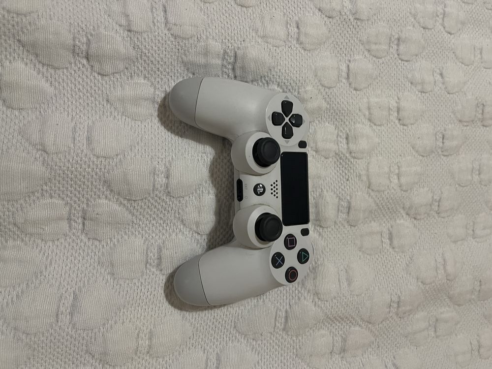 PS4 500GB + comandos.