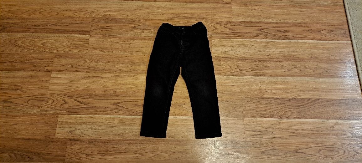 Czarne jeansowe spodnie chłopięce Next r. 98 cm