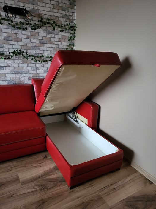 Przepiękna czerwona kanapa w zestawie z fotel