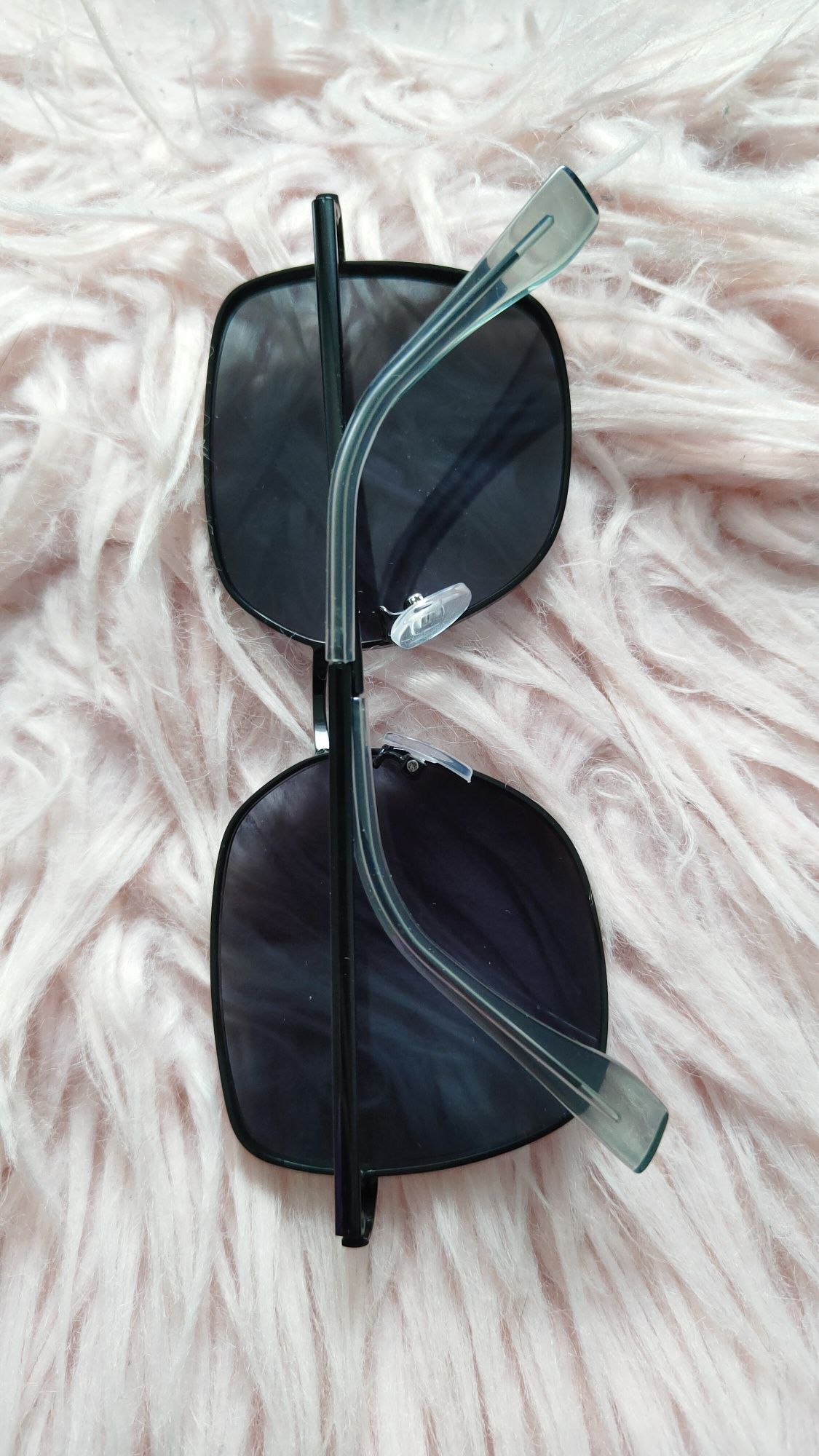 Czarne okulary przeciwsłoneczne klasyczne