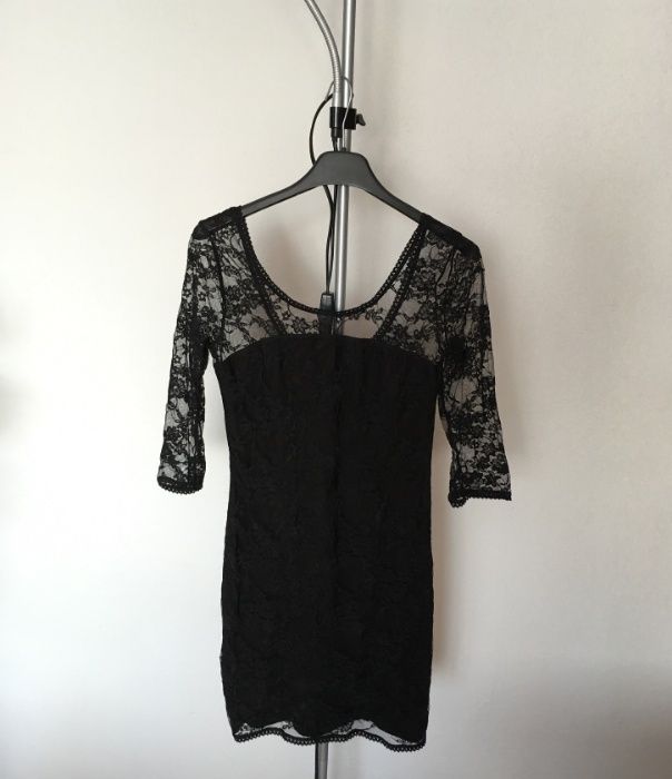 Czarna koronkowa dopasowana sukienka H&M
