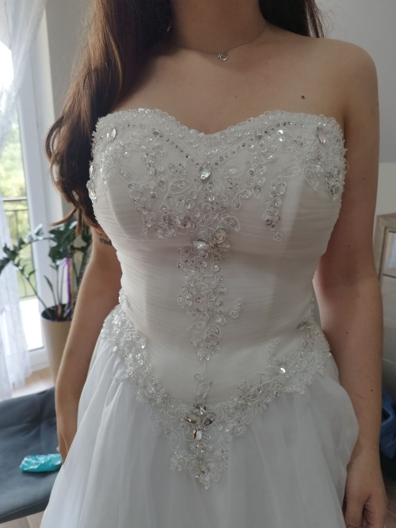 Suknia ślubna biała gorsetowa z kryształkami bogato zdobiona