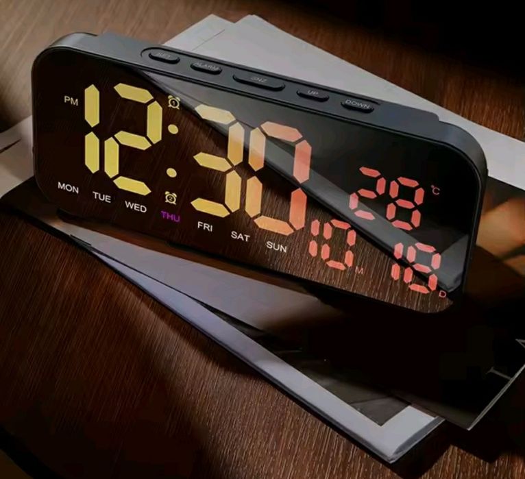 настільний електронний годинник