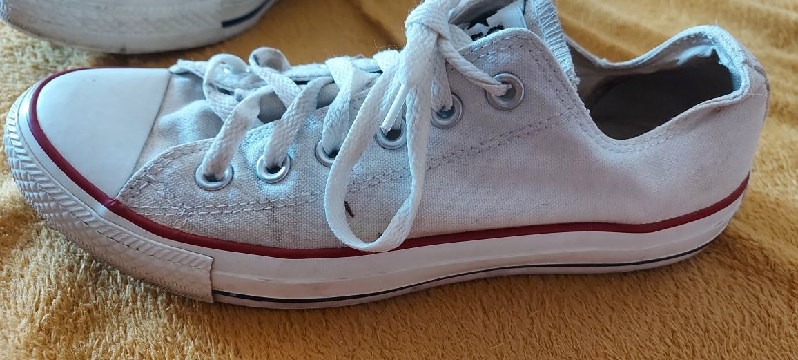 Białe tranpki Converse. Rozmiar 39.