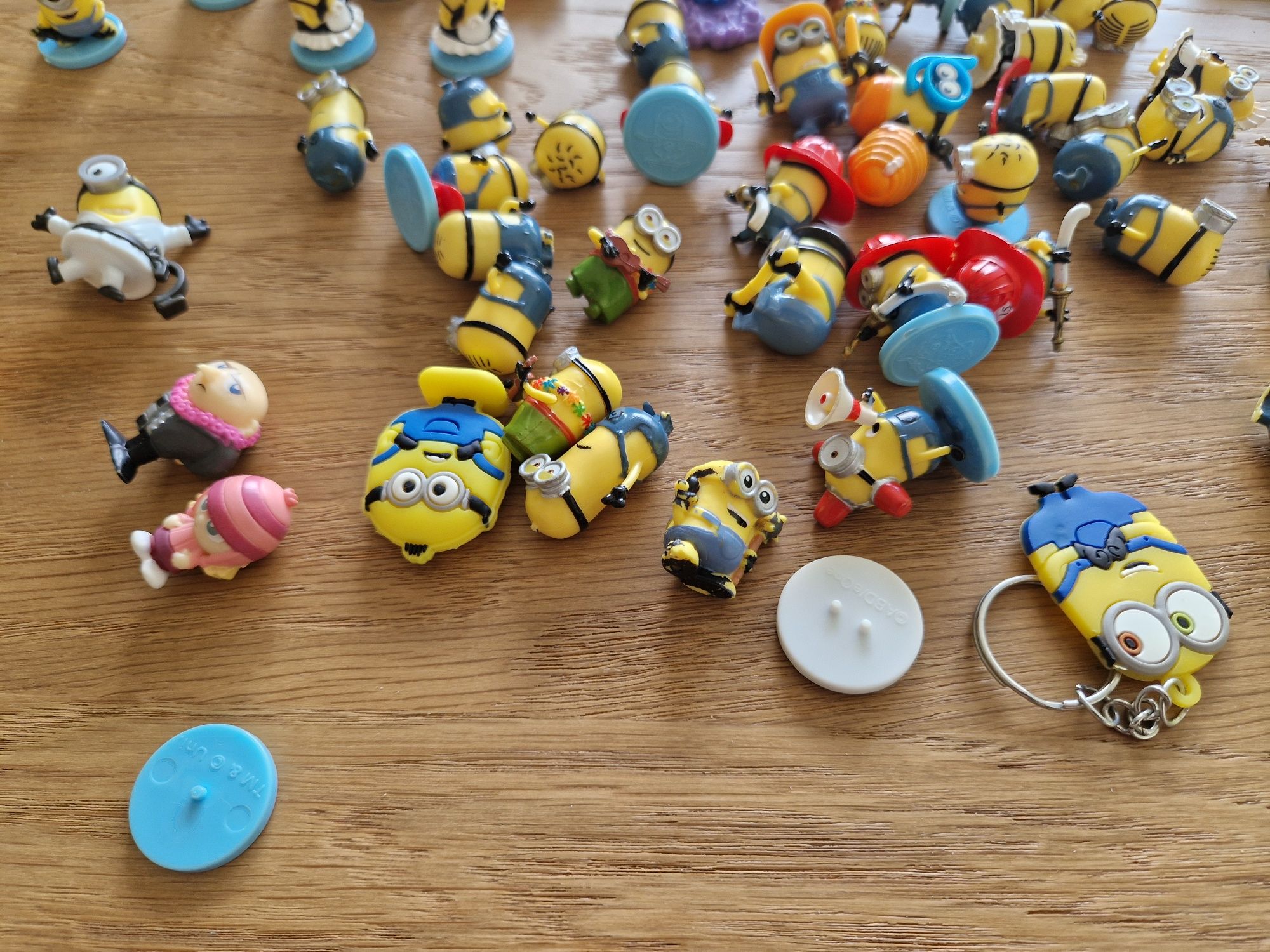 2 Zestawy minionków z 2 pojemnikami