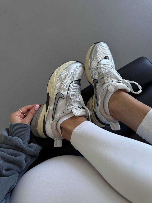 Жіночі кросівки Nike V2K Runtekk срібло з чорним  1320 ТОП