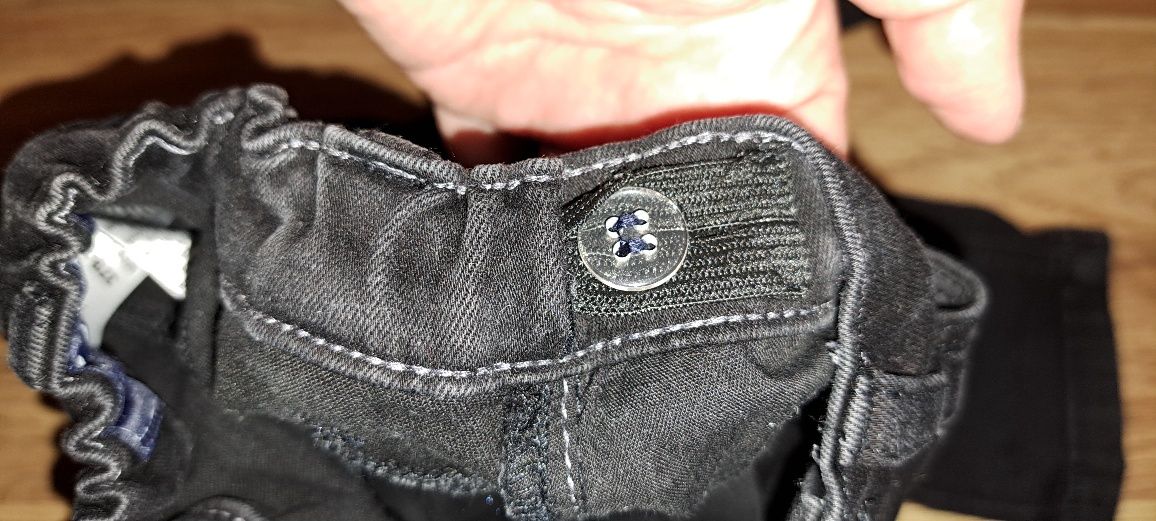 Czarne jeansowe spodnie chłopięce Next r. 98 cm