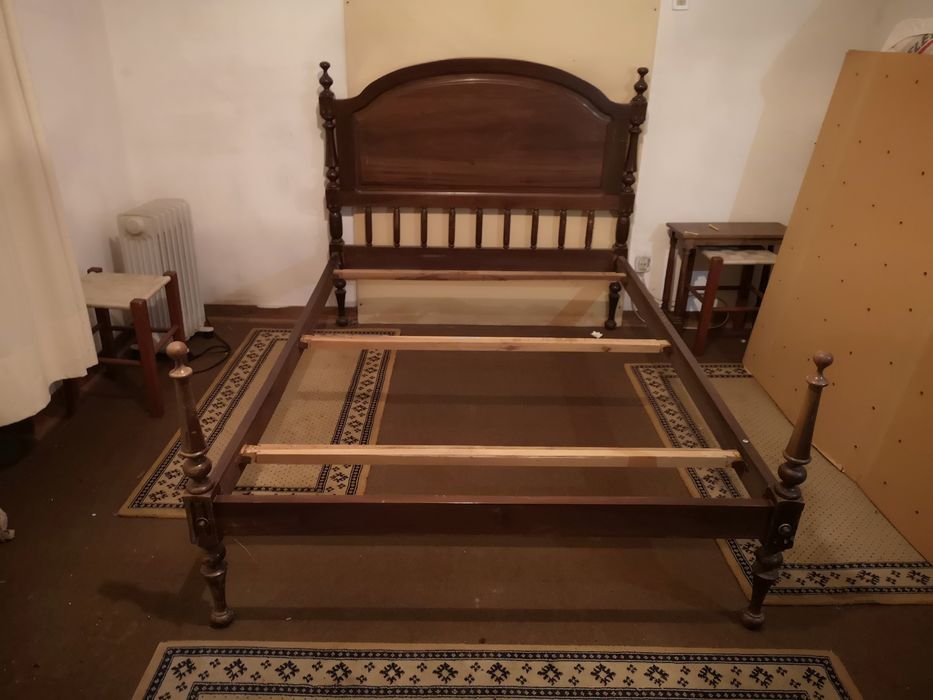 Cama de casal de madeira