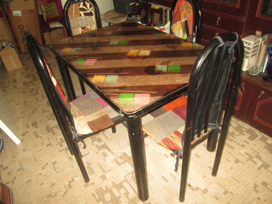 Стол обеденный и четыре стула