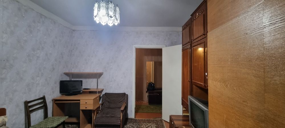 Оренда двокімнатної квартири на Таврійському . Другий поверх .