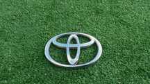 Znaczek klapy bagażnika tył logo TOYOTA AVENSIS T25 II 2 Emblemat