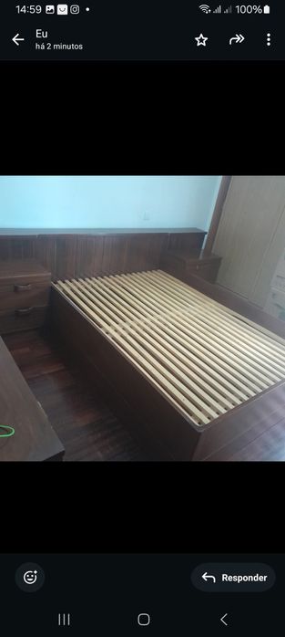 Cama casal com estrado e mesas de cabeceiras
