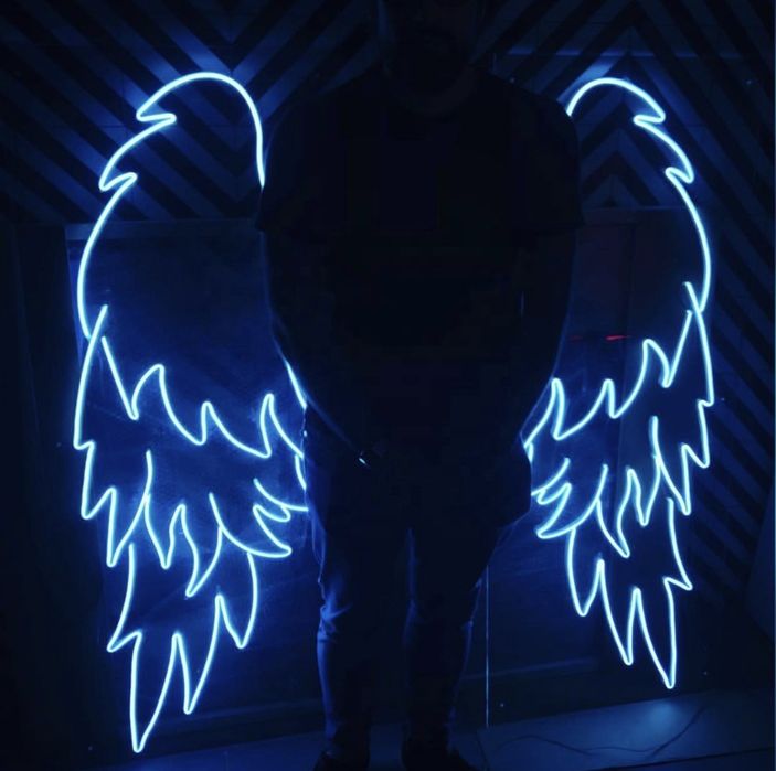 Asas de anjo Néon. Tamanho realista. Novas