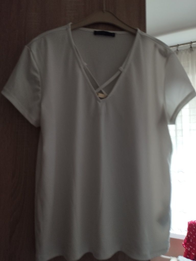 Biały t-shirt z dekoltem v