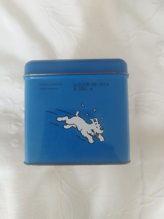 Caixa metálica com personagens da série de banda desenhada As Aventura