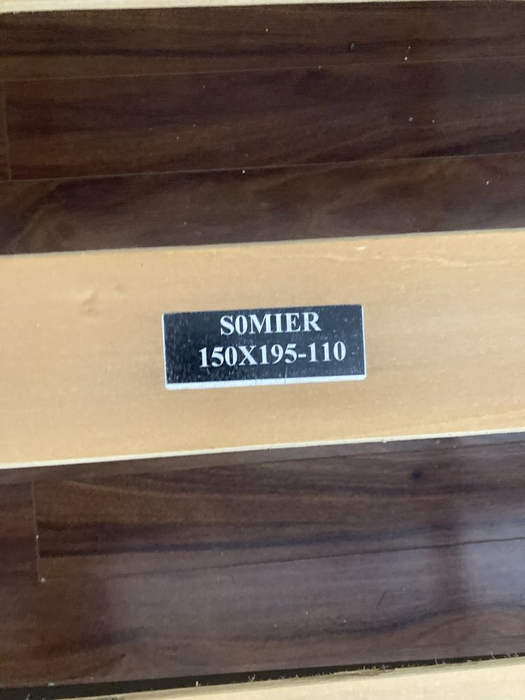 Cama de casal em castanho