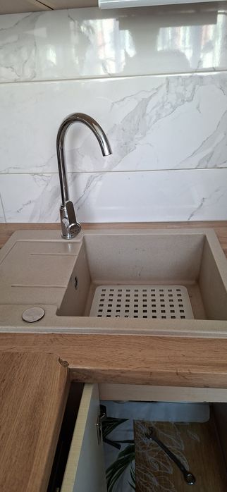 Kran ze zlewem.Kran nowy, zlewozmywak używany w dobrym stanie