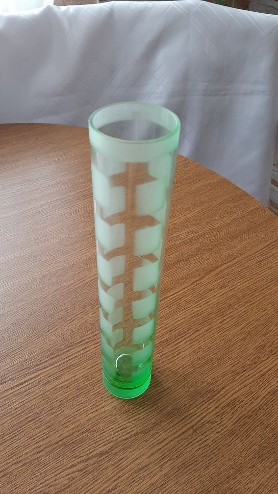 Szklany wazon PRL tuba,cylinder w kolorze uranowej zieleni.