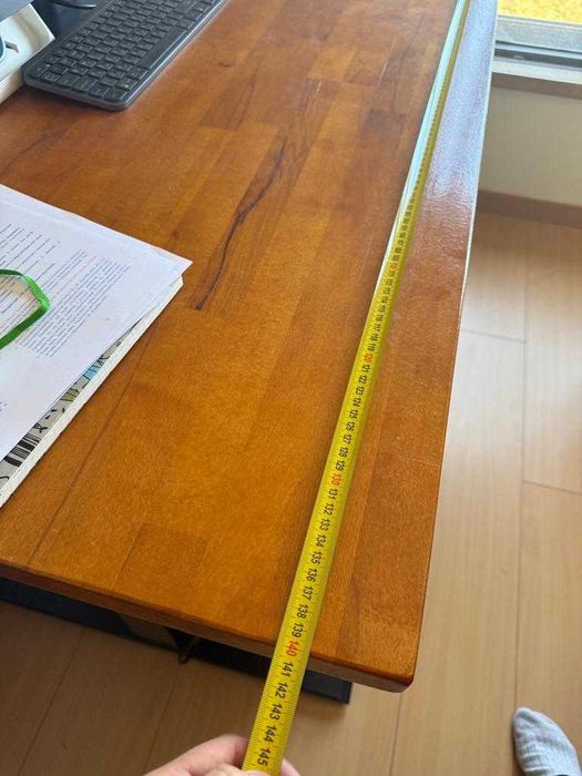 mesa com mecanismo de elevação e tampo de madeira