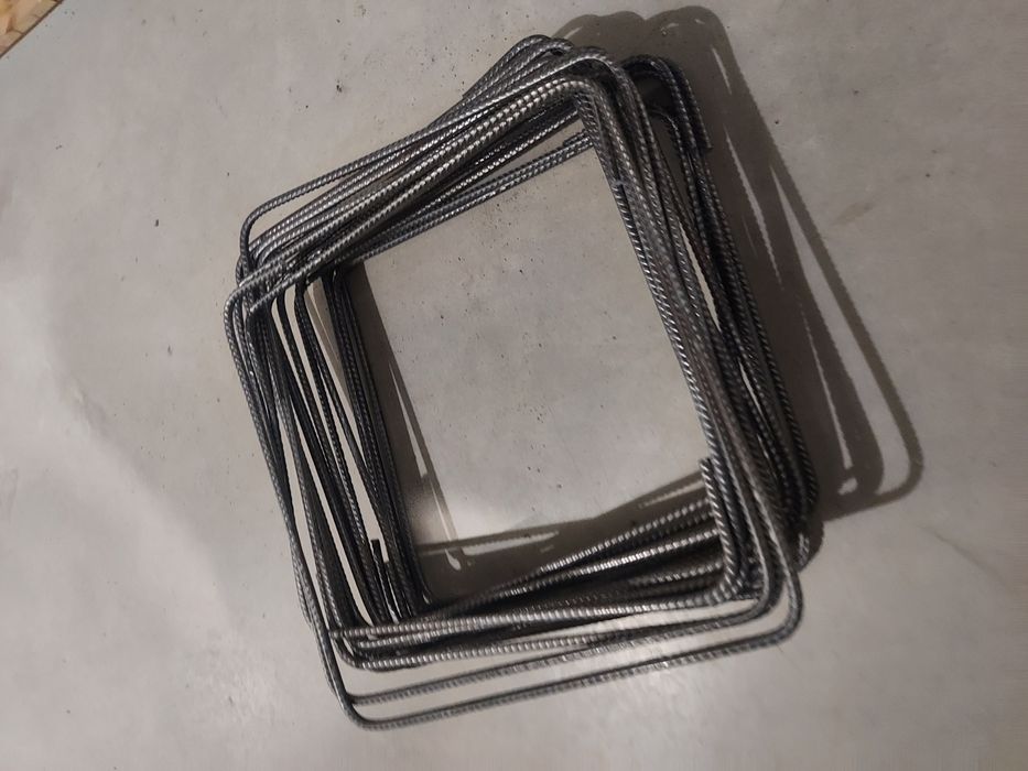 Strzemiona zbrojeniowe fi 6 mm stal żebrowana 30x30cm (komplet 18 szt)