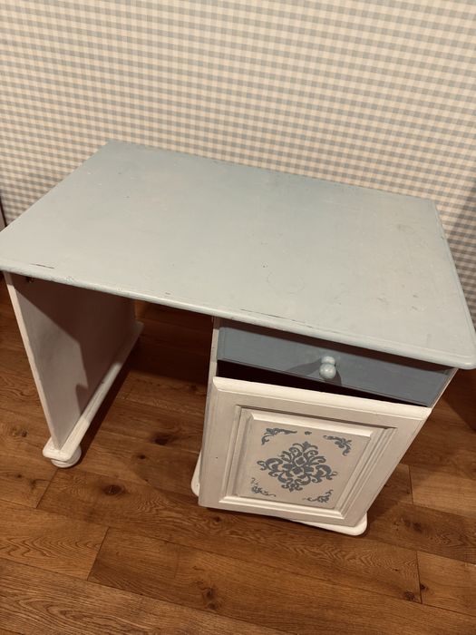 Małe biurko z litego drewna sosnowego