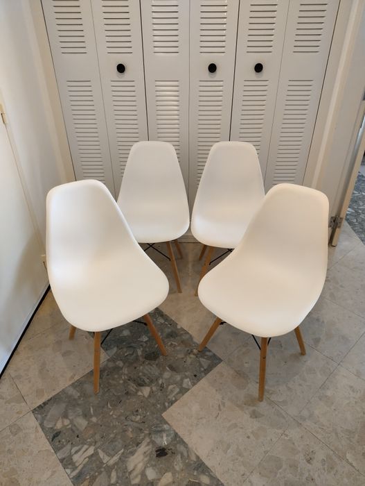 4 cadeiras brancas