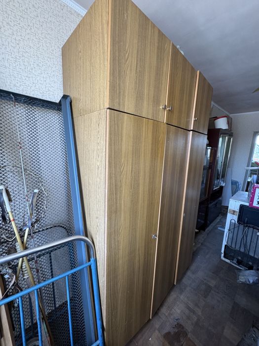 Шкаф з поличками