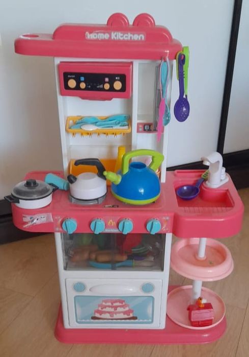 Детская кухня с посудой