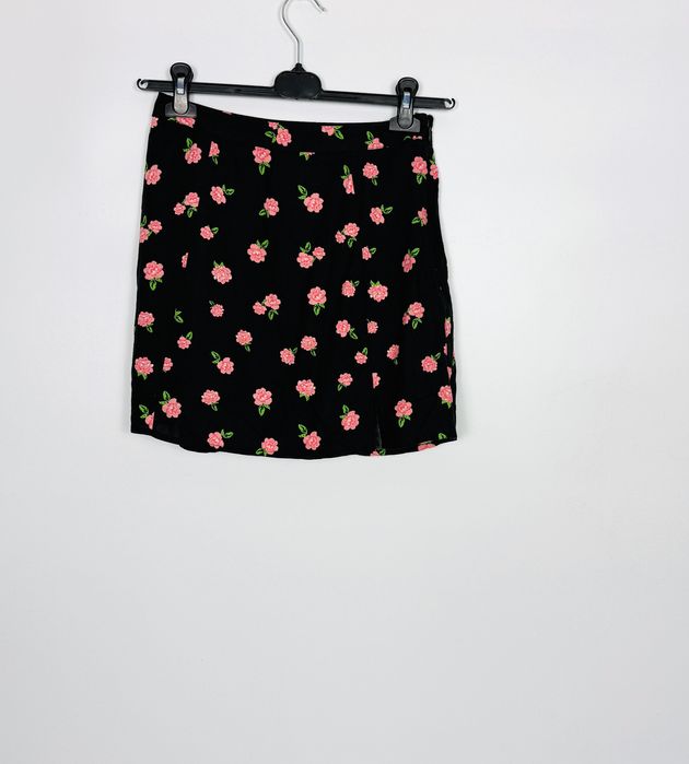 Czarna mini w różany wzór S 36 Miss Selfridge