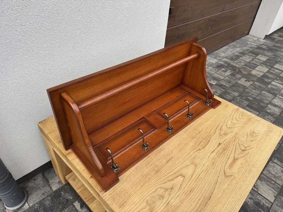 Дубова настінна вішалка привезена з Нідерландів.