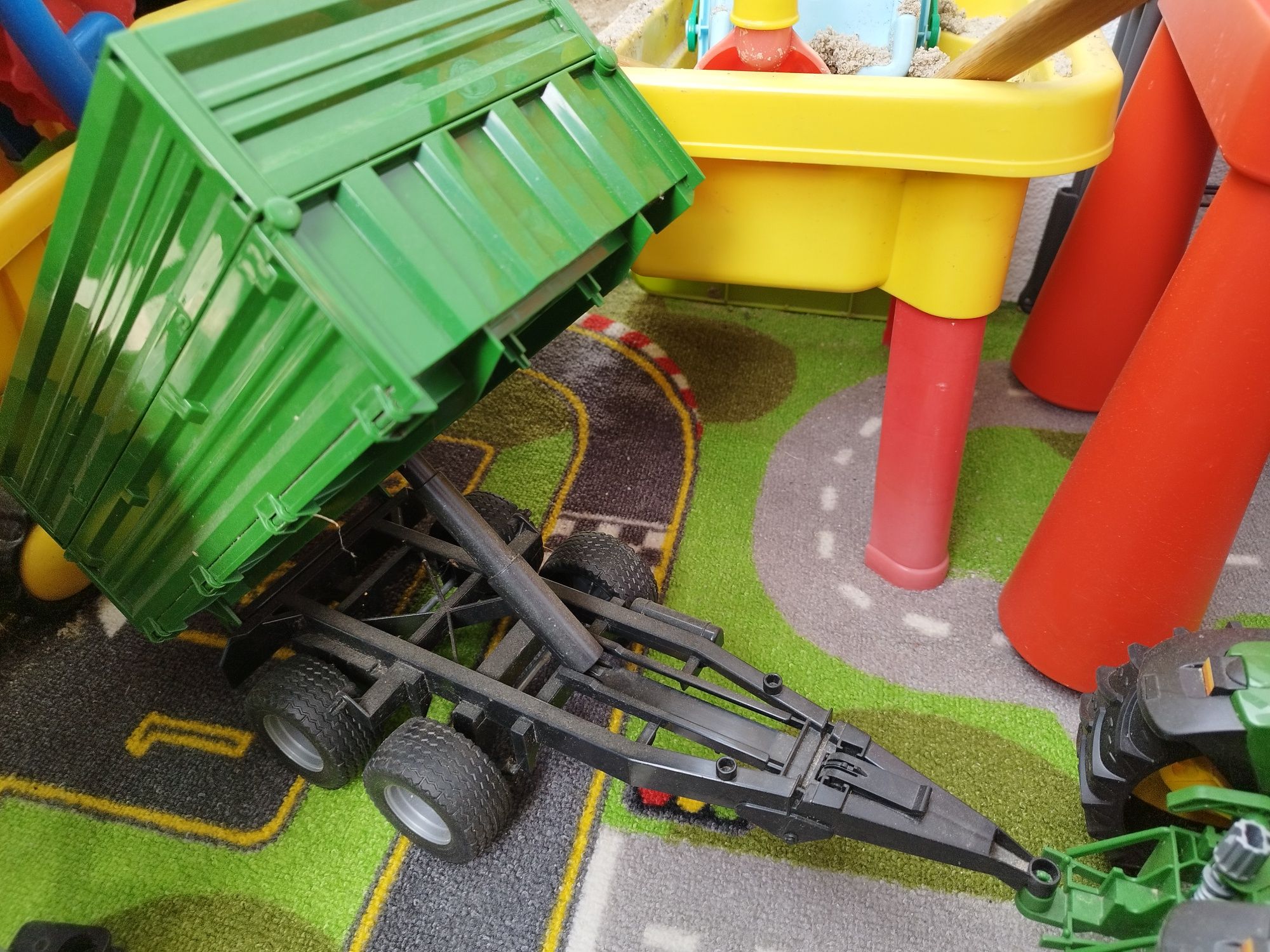 Bruder traktor John Deere z przyczepą