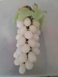 3 Cachos de uvas em vidro.
