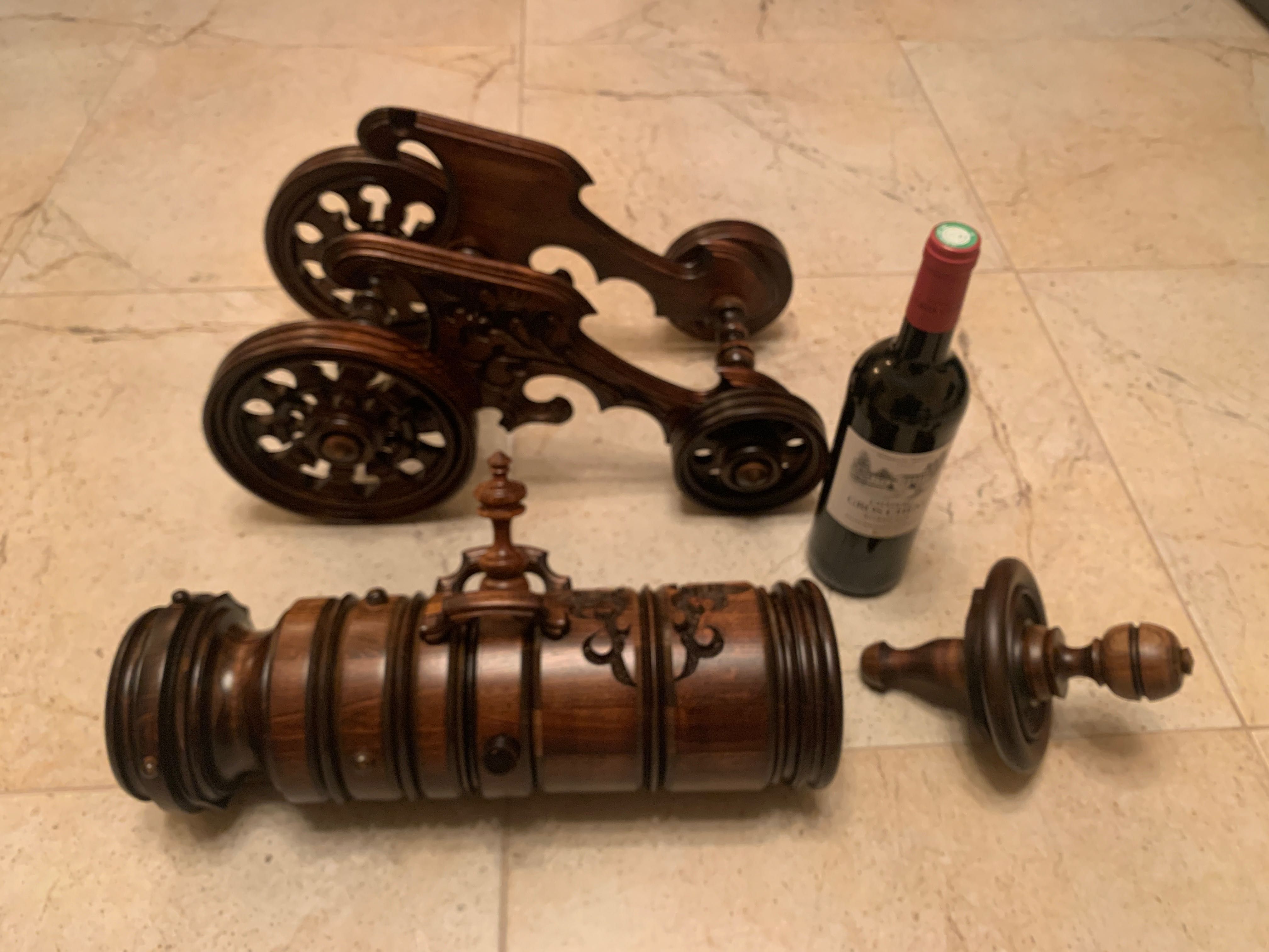 Сувенірна козацька дерев'яна гармата під пляшку вина.