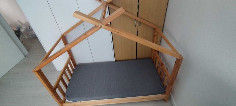 Cama criança formato de casa com colchão, resguardo e colcha