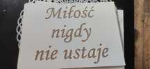 Tabliczki z hymnem o miłości podstawki