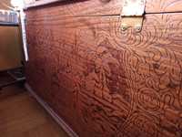 Arca de madeira com gravações