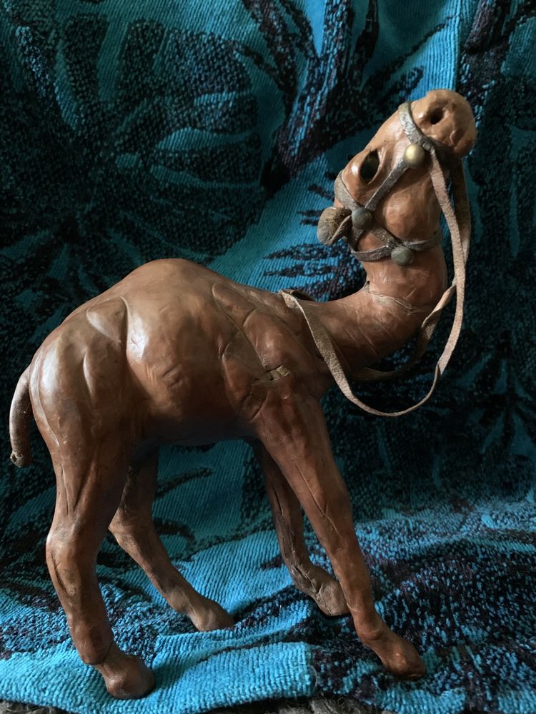 Статуэтка верблюд из кожи