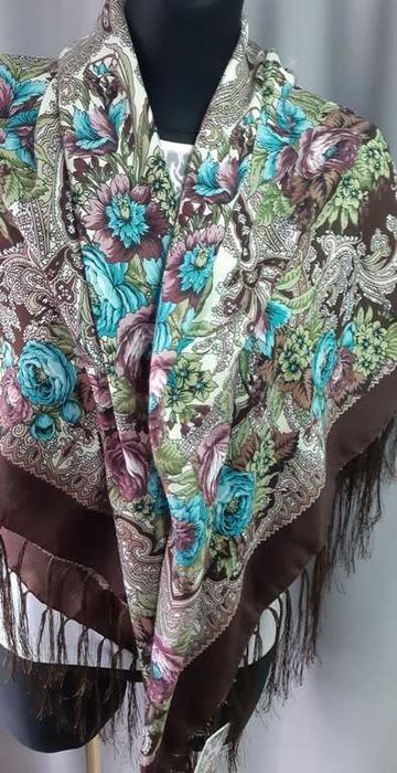 Платочная мануфактура платок коричневый в цветы с бахромой