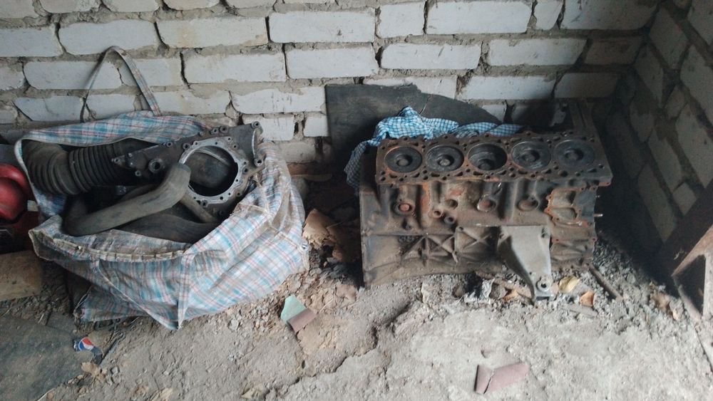 Блок двигуна 602 в зборі з кольцами і шатуном