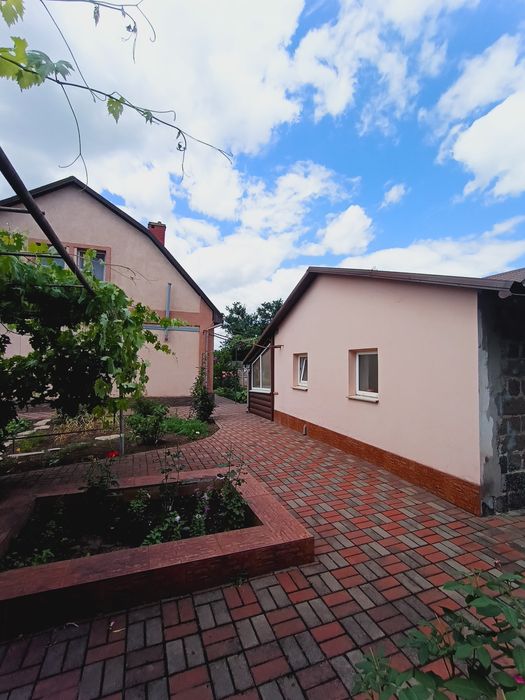 Здається будинок в районі площі Захисників України (Визволення)