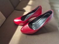 Czerwone buty na wysokim obcasie