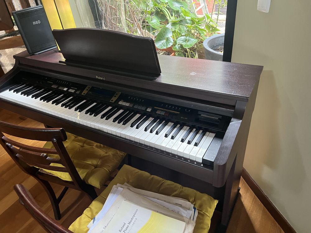 Piano roland KR-3