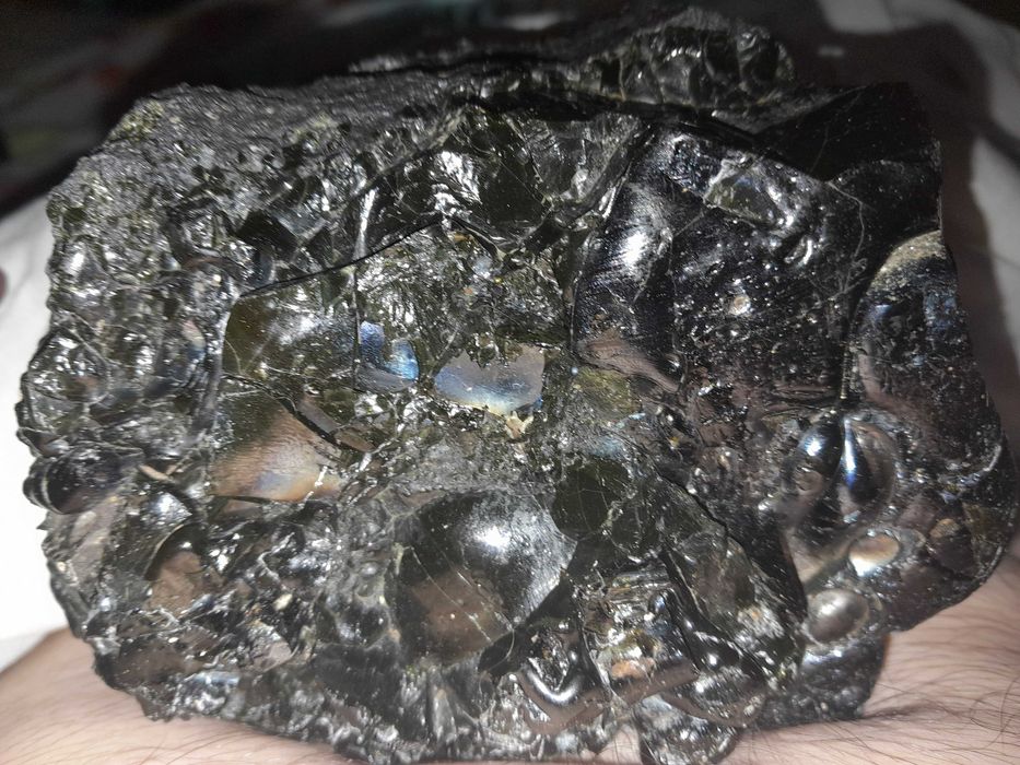 Pedra preciosa Turmalina negra e cristalizadoa