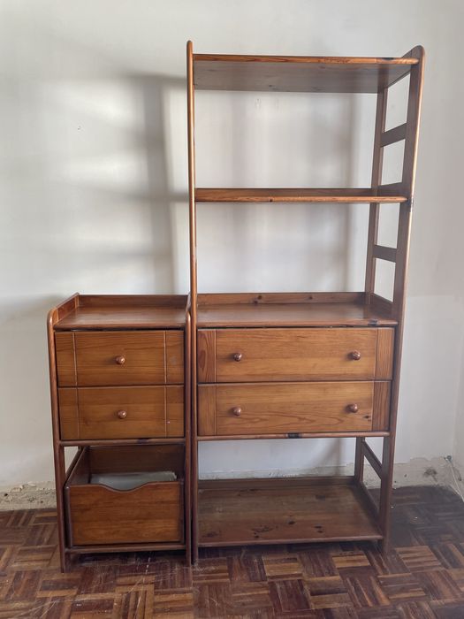 Conjunto de estante e móvel em madeira