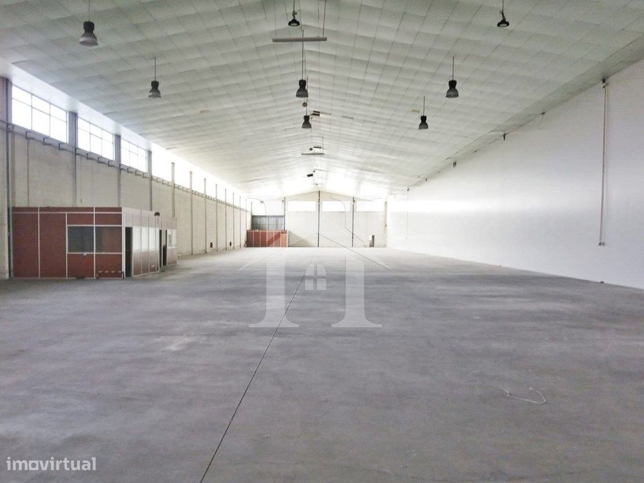 Armazém com 2 000 m2 e com Bons Acessos
