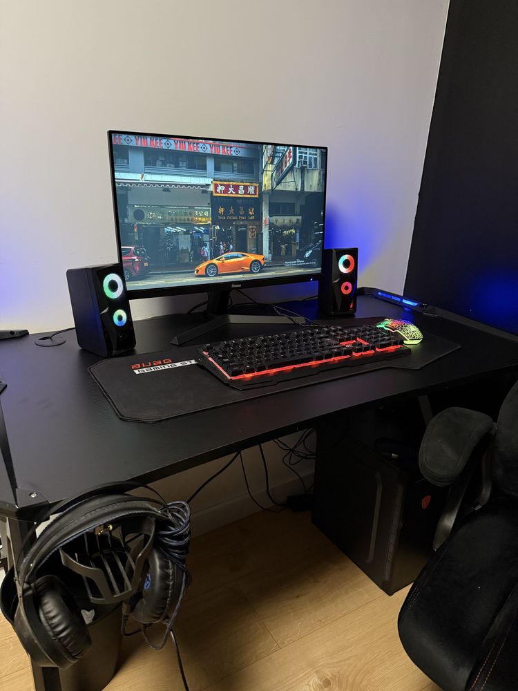 Komputer gamingowymi  z monitorem wraz z calym stanowiskiem