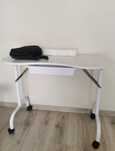Mobilny stolik do manicure