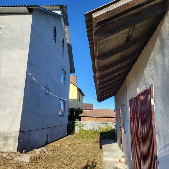 Продаж 2 поверхового будинку з літньою кухнею, гаражем та госп. приміщ