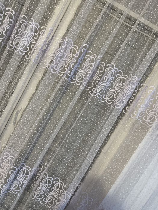 Firanka z błyszczącymi haftami